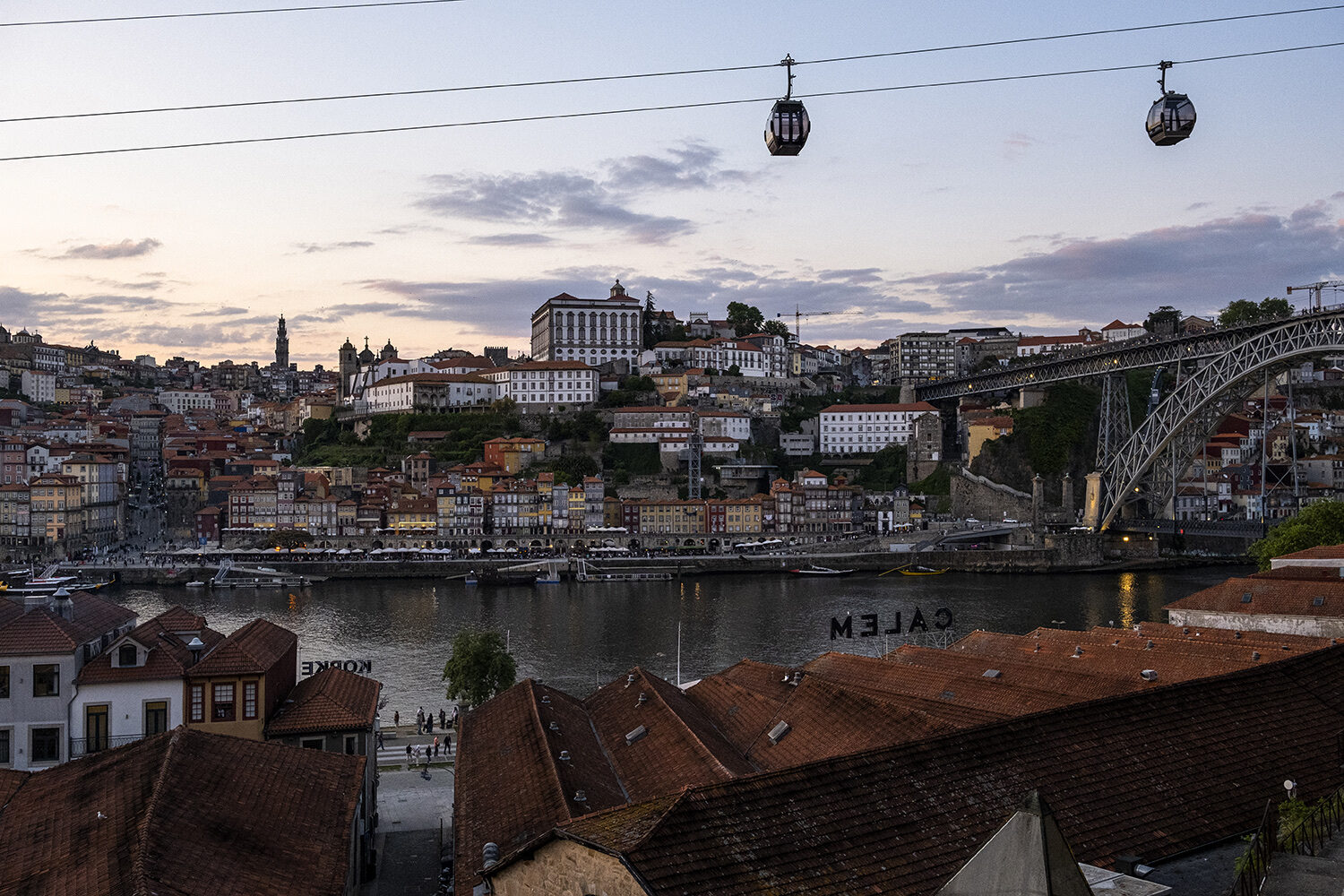 Vista do Porto ao entardecer com Ponte Dom Luís I, Ribeira e teleférico de Gaia