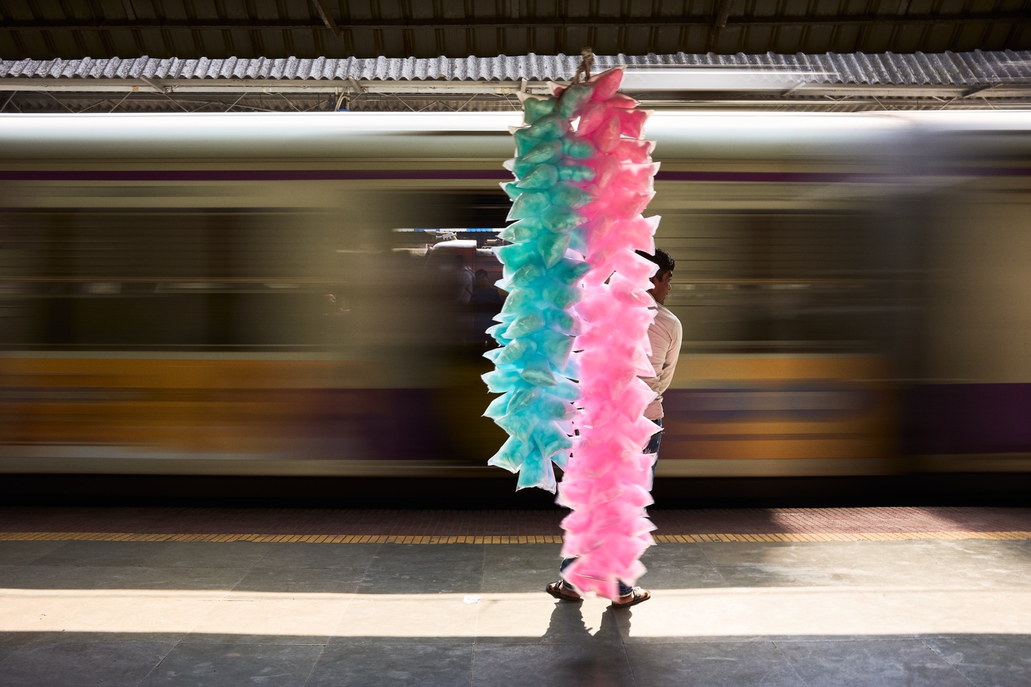 Candy floss seller on a Mumbai railway platform